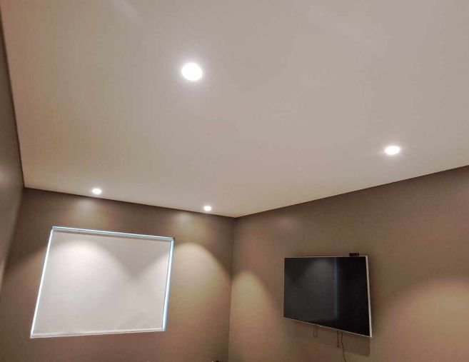 Innréttingar, veggir, hurðir og gólfefni